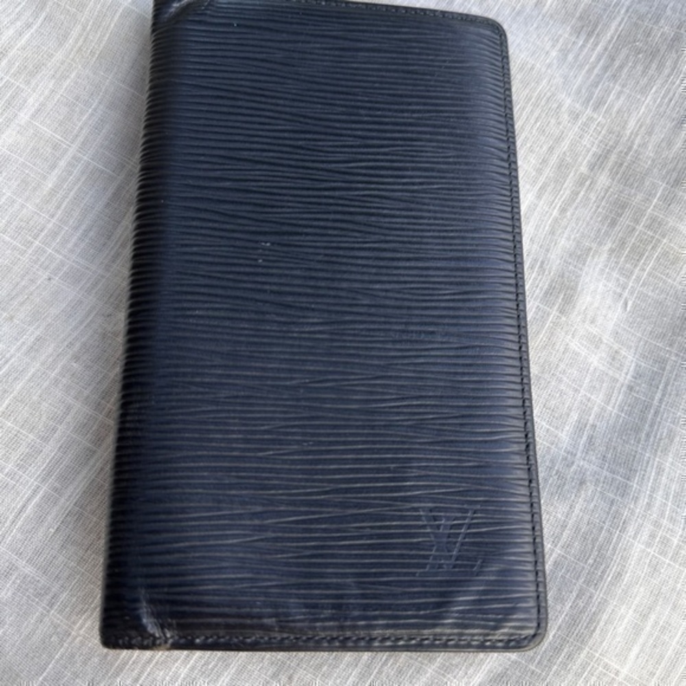 AUTHENTIC Louis Vuitton Wallet/billfold. Black.